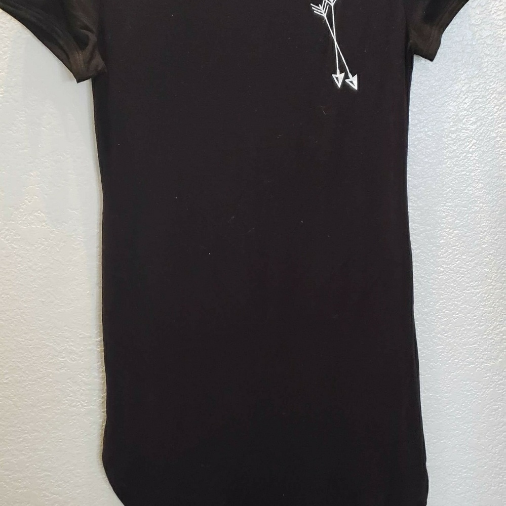 Black long top with arrows